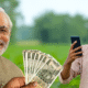 PM किसान योजना की किस्त पाने के लिए जरूरी शर्तें पूरी करते किसान