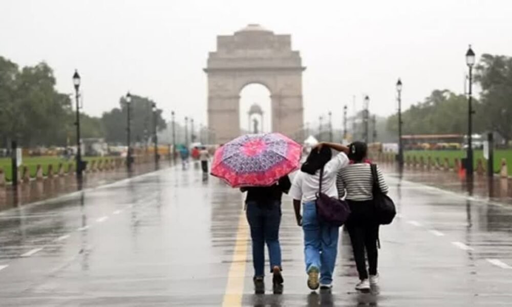 दिल्ली में बदला मौसम का मिजाज, बारिश और ठंडी हवा से मिली राहत (फोटो: Dainik Diary)