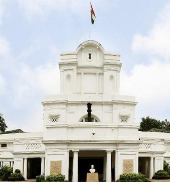 स्कूल असेंबली में छात्रों को देश-दुनिया की ताजा खबरों से अवगत कराती शिक्षिका।