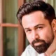 इमरान हाशमी अपने लग्जरी घर के बाहर, जहां से उनकी रियल लाइफ स्टाइल की झलक मिलती है।