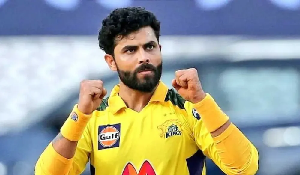 Sir Jadeja मैच के दौरान अपना प्रसिद्ध स्लिंग‑थ्रो फील्डिंग स्टाइल दिखाते हुए।