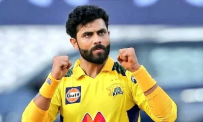 Sir Jadeja मैच के दौरान अपना प्रसिद्ध स्लिंग‑थ्रो फील्डिंग स्टाइल दिखाते हुए।