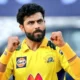 Sir Jadeja मैच के दौरान अपना प्रसिद्ध स्लिंग‑थ्रो फील्डिंग स्टाइल दिखाते हुए।
