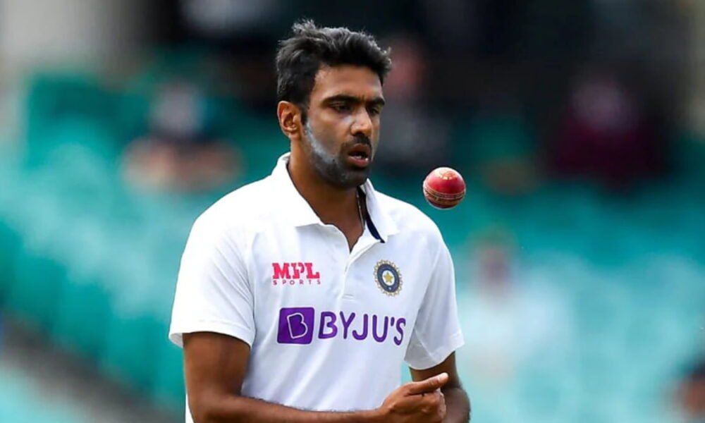 Ravichandran Ashwin रणनीति बनाते हुए — IPL 2025 में Chennai Super Kings की वापसी।