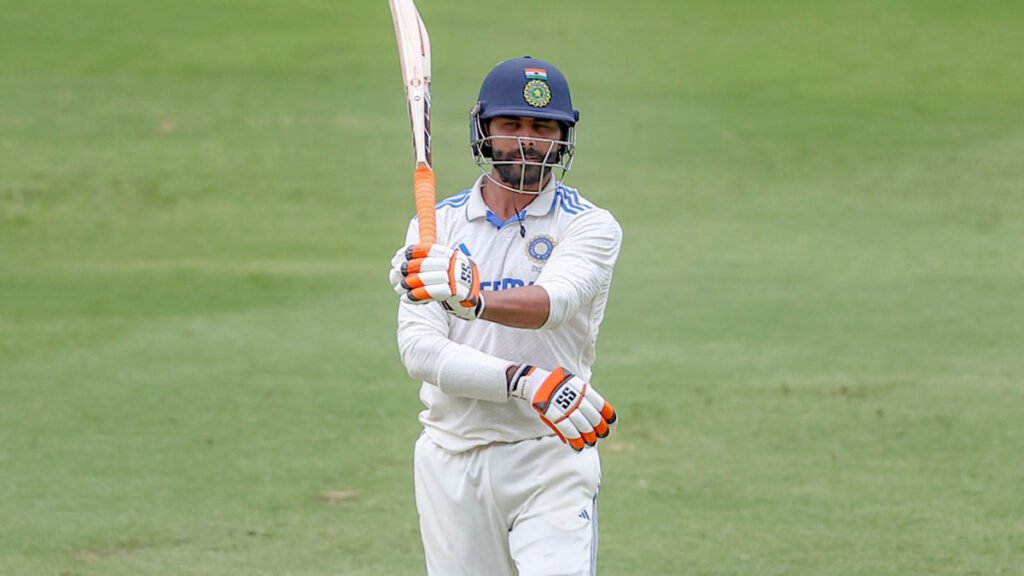 Sir Jadeja मैच के दौरान अपना प्रसिद्ध स्लिंग‑थ्रो फील्डिंग स्टाइल दिखाते हुए।