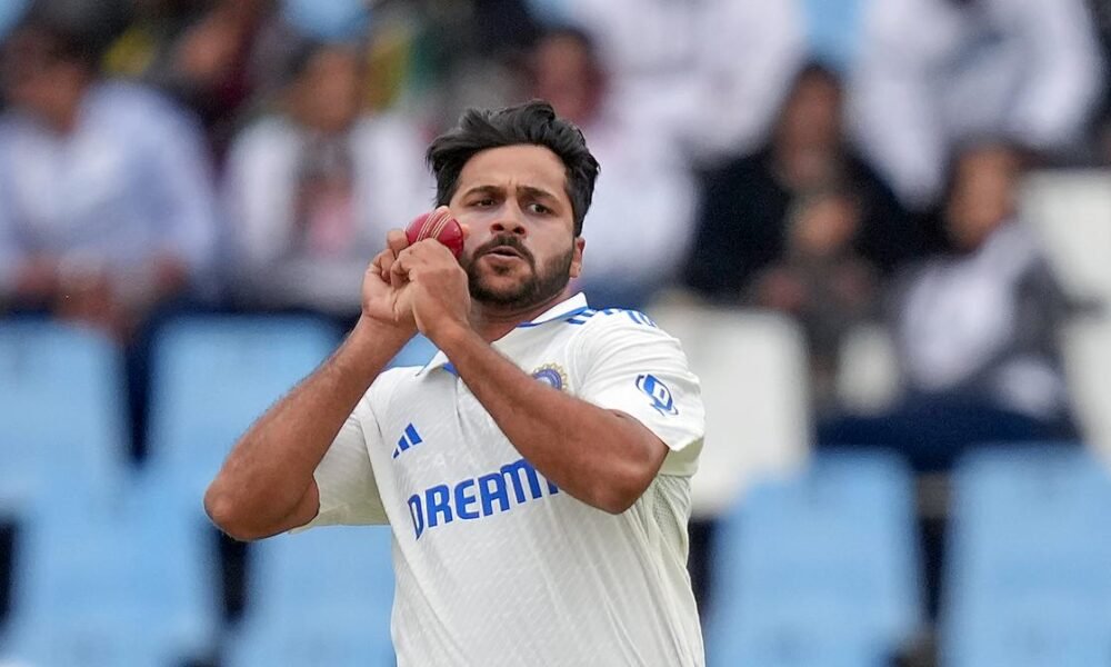 Shardul Thakur – तेज़ गेंदबाजी करते हुए Palghar Express नाम से मशहूर खिलाड़ी।