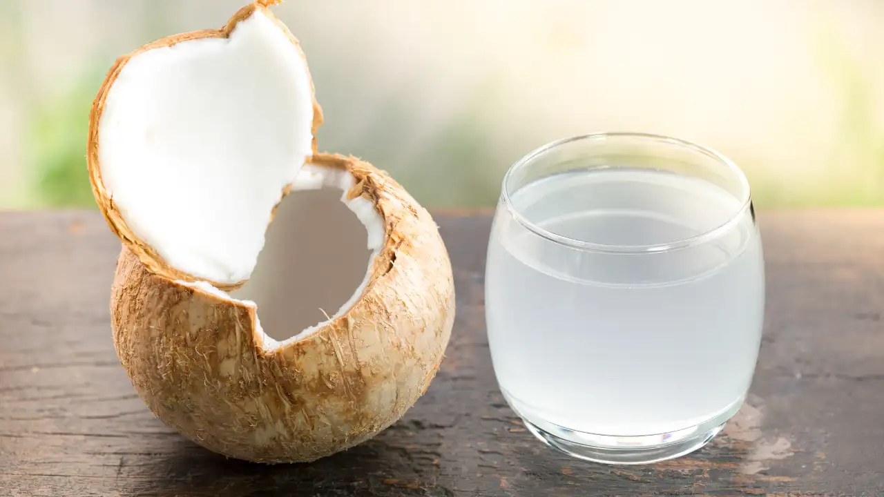 Weight Loss के लिए नारियल पानी या फ्रूट जूस क्या है बेहतर विकल्प जानें पूरा सच