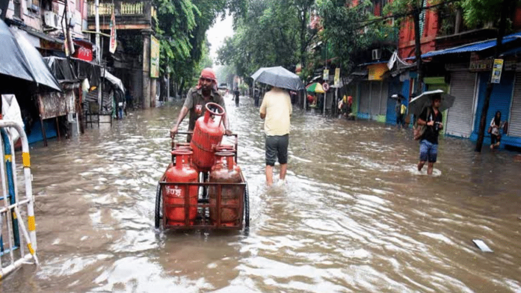 कोलकाता में भारी बारिश से जलभराव, मेट्रो सेवाएं प्रभावित