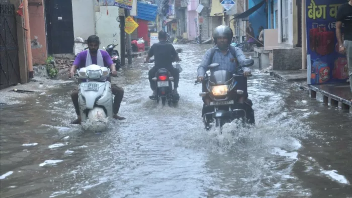 कोलकाता में भारी बारिश से जलभराव, मेट्रो सेवाएं प्रभावित