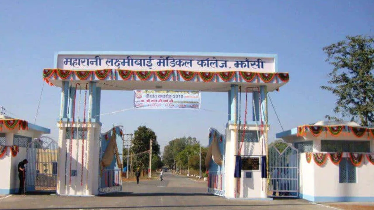 झांसी मेडिकल कॉलेज ऑपरेशन थिएटर में घुसा सांप, मची अफरा-तफरी
