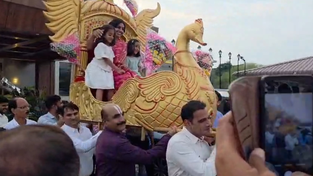 IAS संकृति जैन को सिवनी में दी गई शाही विदाई सोने की पालकी पर बैठकर हुईं भोपाल रवाना
