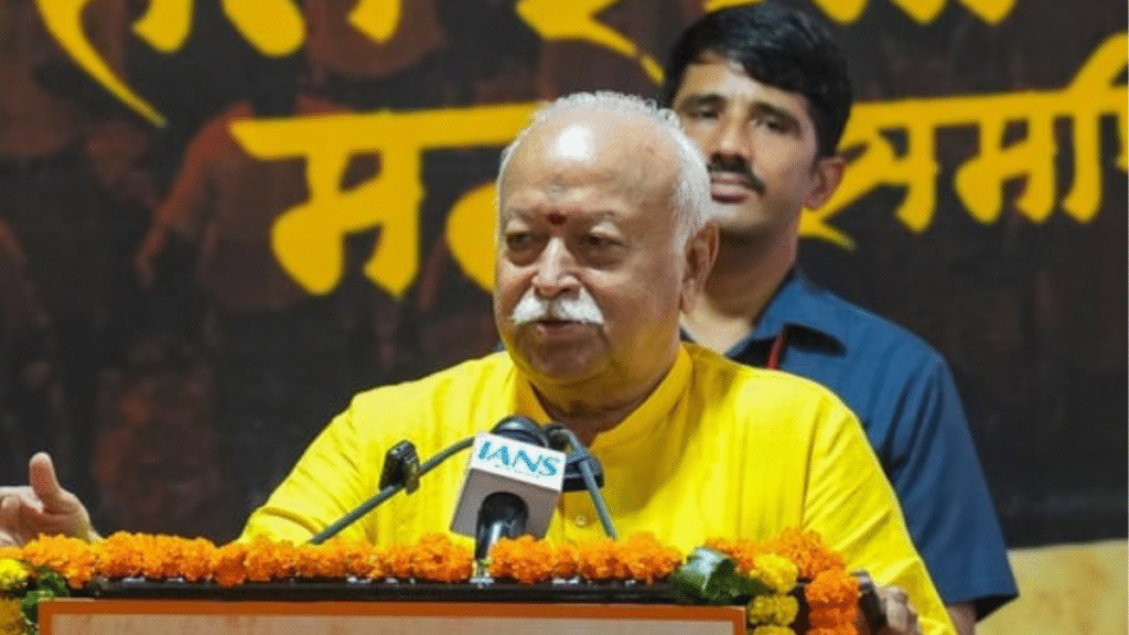 RSS प्रमुख मोहन भागवत का 'मजबूरी' वाला बयान ट्रंप टैरिफ पर प्रतिक्रिया में, PM मोदी के स्वदेशी अभियान का समर्थन 32 मोहन भागवत का अमेरिकी टैरिफ पर बयान, PM मोदी के स्वदेशी अभियान को समर्थन