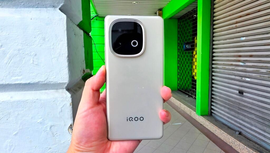 iQOO Neo 10 – गेमर्स के लिए दमदार परफॉर्मेंस और 7000mAh बैटरी वाला नया स्मार्टफोन