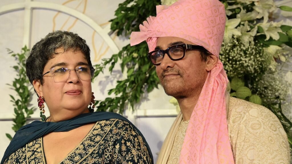 Aamir Khan ने किया सबको हैरान, Ex-Wife Reena Datta की Art Exhibition में पहुंचकर जीता दिल 33 Aamir Khan ने Reena Datta की आर्ट Exhibition में पहुंचकर दिया खास सपोर्ट