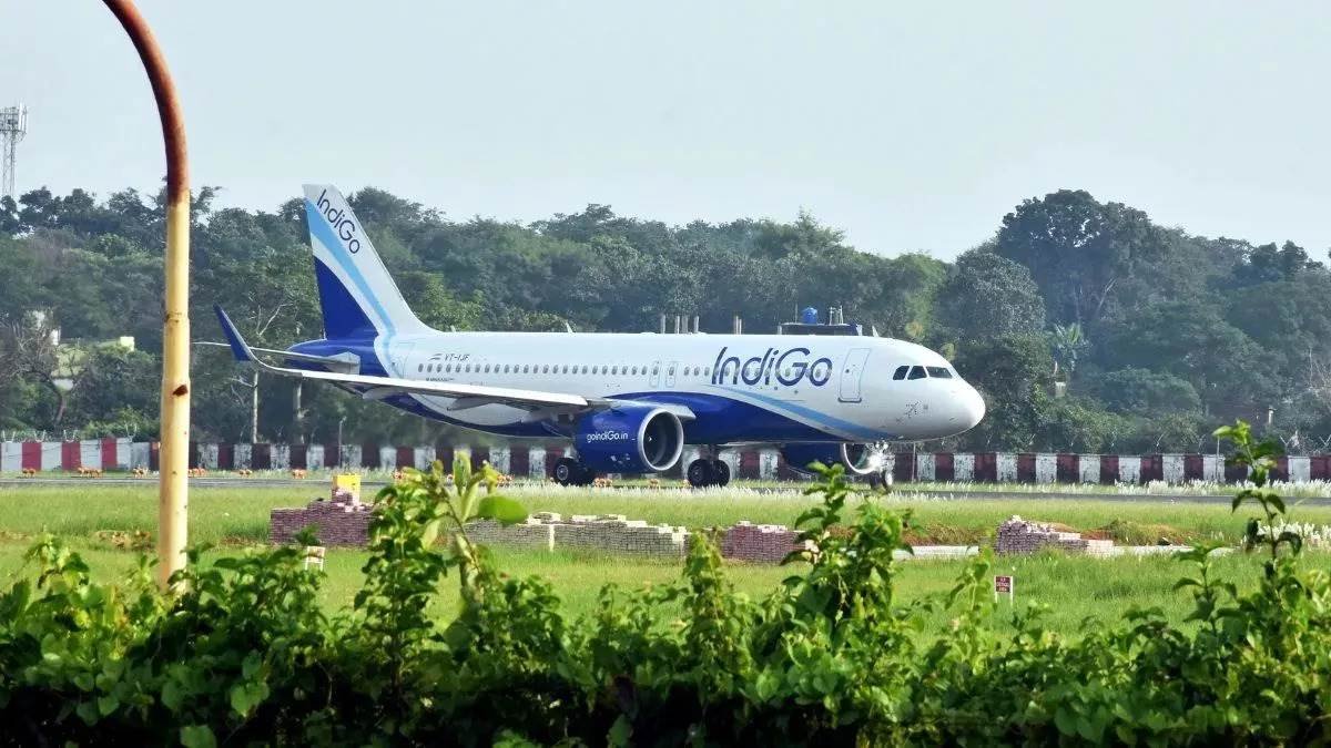 “IndiGo की देशभर में उड़ानें रद्द—हवाई किराए रिकॉर्ड स्तर पर, यात्रियों में हड़कंप।”