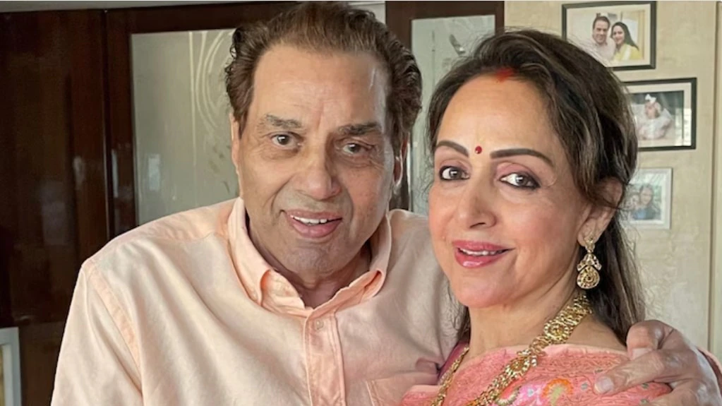 “पहले अपनी कुछ कविताएँ पूरी कर लूँ…” Hema Malini ने सुनाया Dharmendra का आख़िरी दिल छू लेने वाला जवाब, आख़िरी दिनों की सच्चाई रुला देगी 32 हेमामालिनी ने धर्मेंद्र के आख़िरी दिनों की भावनात्मक यादें साझा कीं—‘पहले अपनी कुछ कविताएँ पूरी कर लूँ…’