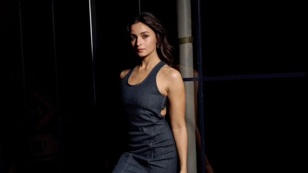 Red Sea Film Festival में Alia Bhatt का जलवा—YRF Spy Universe की पहली महिला लीड फिल्म Alpha का फर्स्ट लुक टीज़, फैंस में उत्साह चरम पर 33 Red Sea Film Festival में Alia Bhatt ने टीज़ किया Alpha—YRF Spy Universe की पहली महिला-लीड फिल्म ने बढ़ाई फैंस की बेसब्री।
