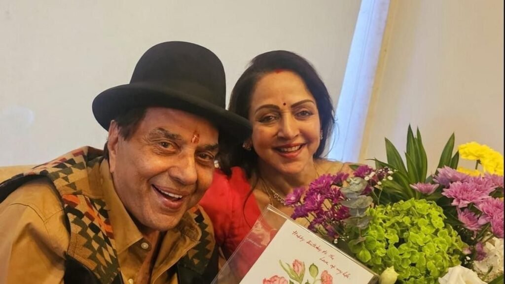 Dharmendra की प्रार्थना सभा में Hema Malini भावुक—कहा, “Wahi mere jeevansaathi bane… humara pyaar sachcha tha” 32 प्रार्थना सभा में भावुक हुईं Hema Malini—“Humara pyaar sachcha tha… Dharam ji mere jeevansaathi बने।”