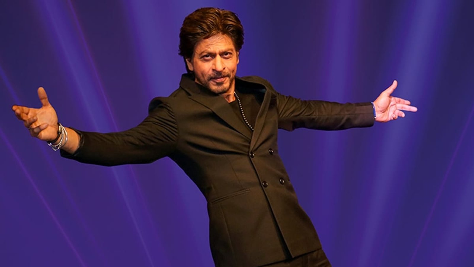 मुंबई में फैन की भावुक गुज़ारिश पर शाहरुख खान का सादगी भरा रिएक्शन