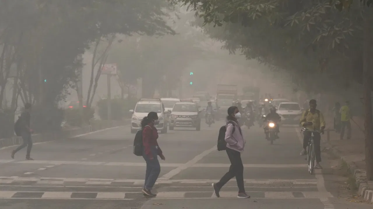 Delhi-NCR में घनी धुंध और स्मॉग के बीच GRAP-4 लागू, प्रदूषण से जूझती राजधानी