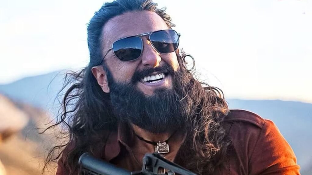 Ranveer Singh की Dhurandhar ने रचा इतिहास 33 दिन में पुष्पा 2 हिंदी को पछाड़ा 32 फिल्म धुरंधर के 33वें दिन थिएटर के बाहर उमड़ते दर्शक—831.40 करोड़ घरेलू कमाई के बाद जश्न का माहौल।