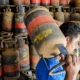 Bengaluru और Chennai के होटल संगठनों ने commercial LPG की सप्लाई ठप होने पर रेस्तरां बंद करने की चेतावनी दी है — Iran-US युद्ध से शुरू हुआ तेल संकट अब India की थाली तक पहुँच गया है।