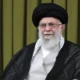 America और Israel के हमले में Ayatollah Ali Khamenei की मौत के बाद Iran में सत्ता संकट गहरा गया है। नए Supreme Leader Mojtaba Khamenei अब तक सार्वजनिक रूप से नजर नहीं आए हैं।