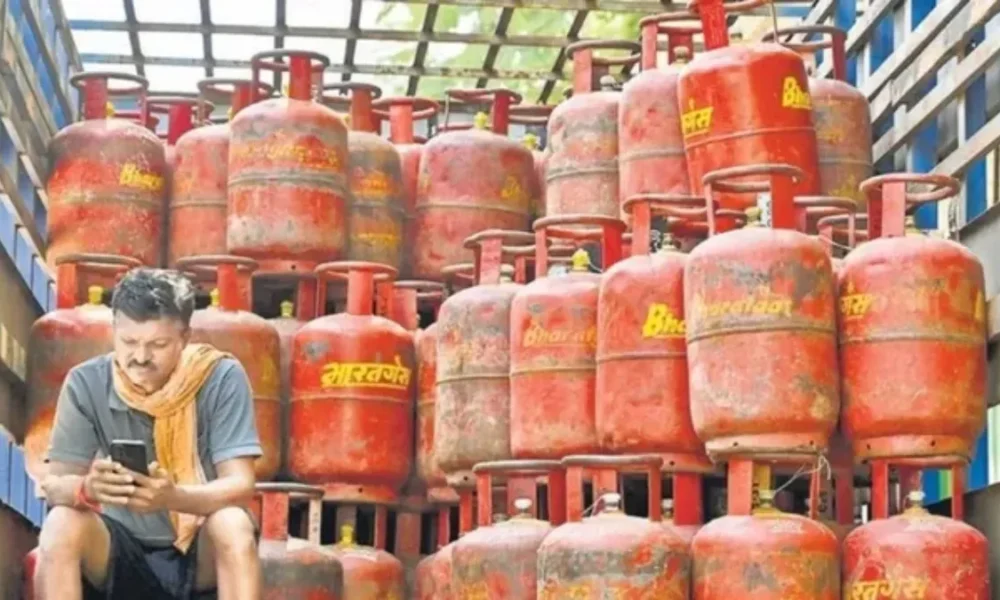 LPG संकट पर सरकार बोली — घबराएं नहीं, दो जहाज़ Strait of Hormuz पार कर रवाना | Dainik Diary