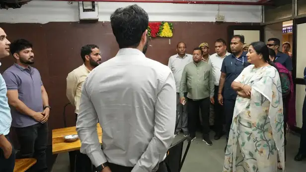 Delhi CM के सरप्राइज निरीक्षण में GST अधिकारी गायब मिले, कार्रवाई के आदेश
