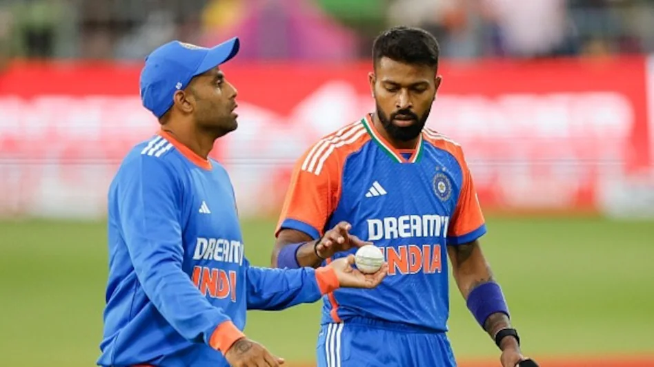 “वर्ल्ड कप का आखिरी ओवर फेंक सकते थे…”: Hardik Pandya पर भड़के Ashwin, फैसले पर उठे सवाल 31 68d73de4916ae indias suryakumar yadav l hands the ball to indias hardik pandya r during the second t20 inter 272902510 16x9 1