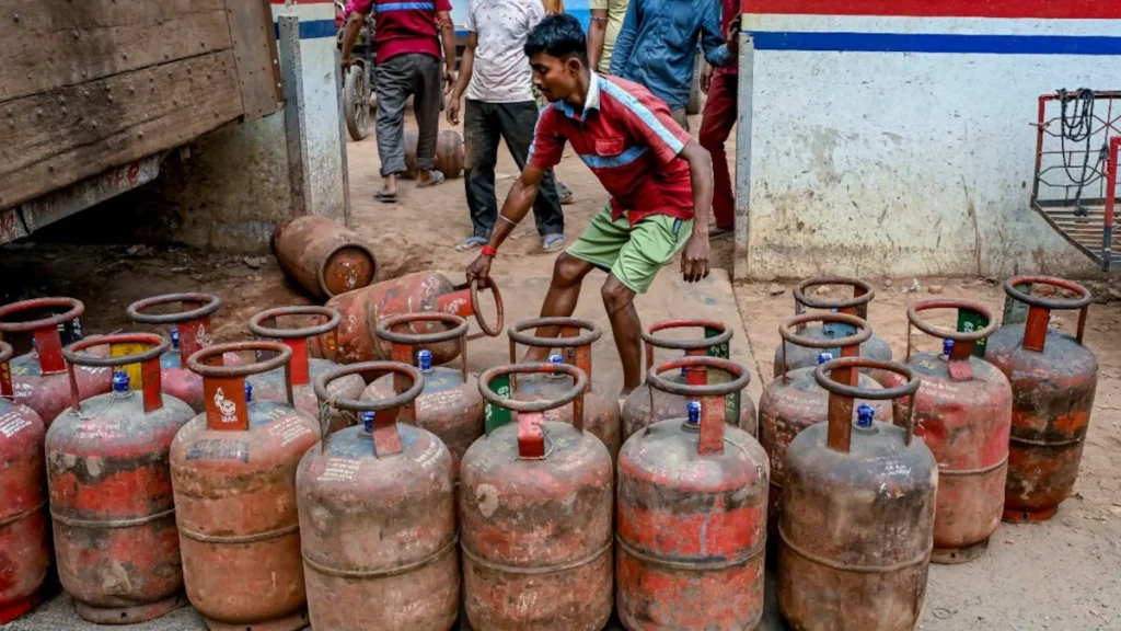 LPG संकट के बीच बड़ा बदलाव: इंडक्शन कुकर की मांग 40% तक बढ़ने की तैयारी 32 LPG संकट के बीच इंडक्शन कुकर की मांग बढ़ने की तैयारी, सरकार अलर्ट
