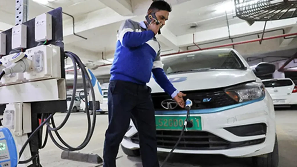 भारत में EV क्रांति तेज: FY26 में बिक्री 24.6% बढ़कर 24.52 लाख यूनिट पहुंची 32 India EV Sales FY26: Electric Vehicle Growth Jumps 24.6% to 24.52 Lakh Units