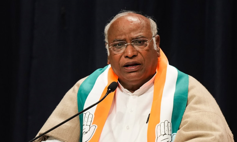 'जहरीला सांप' विवाद: mallikarjun kharge के बयान पर सियासी बवाल, pawan khera के घर छापेमारी