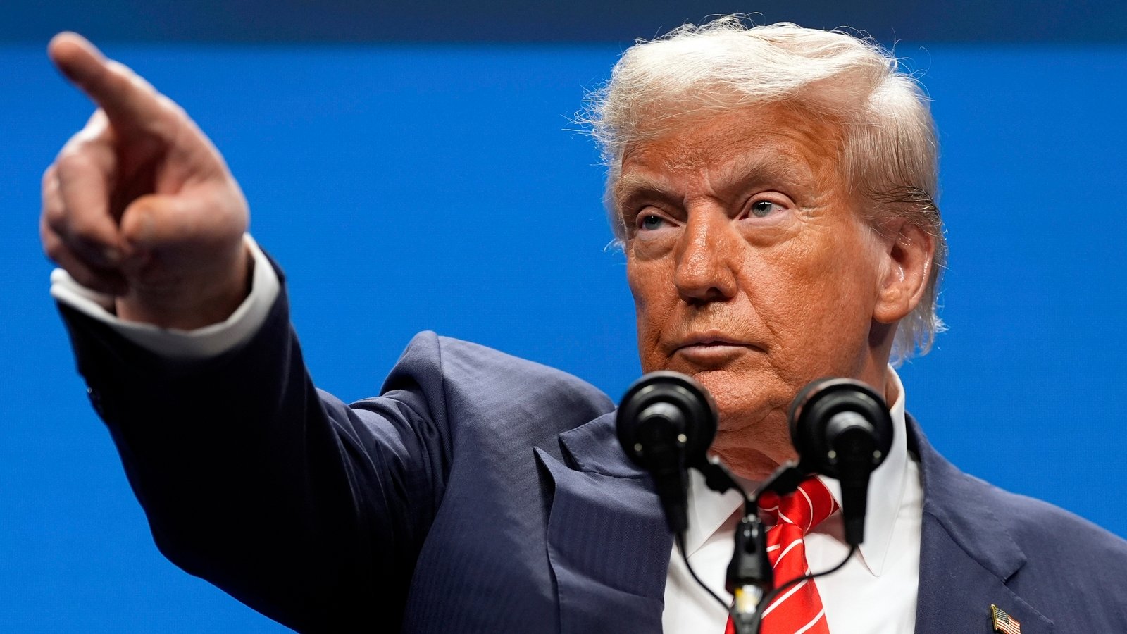 Trump की Iran को चेतावनी: 'Ships लोड हो रही हैं' — Islamabad में JD Vance करेंगे Nuclear Talks, 24 घंटे में होगा फैसला | Dainik Diary
