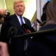 Trump की Iran को सख्त चेतावनी: समझौता फेल तो शुरू होगी गोलीबारी | Dainik Diary